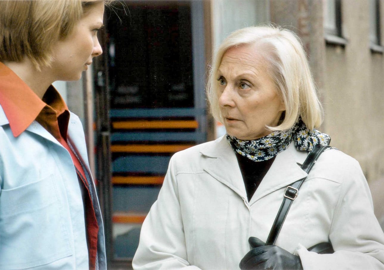 Laina-aika-elokuvassa kassa-apulainen Noora (Anna Vihanto) joutuu mukaan outoon leikkiin, kun samanniminen mallityttö alkaa tunkeutua hänen elämään. Nooran äitiä esittää Seela Sella.