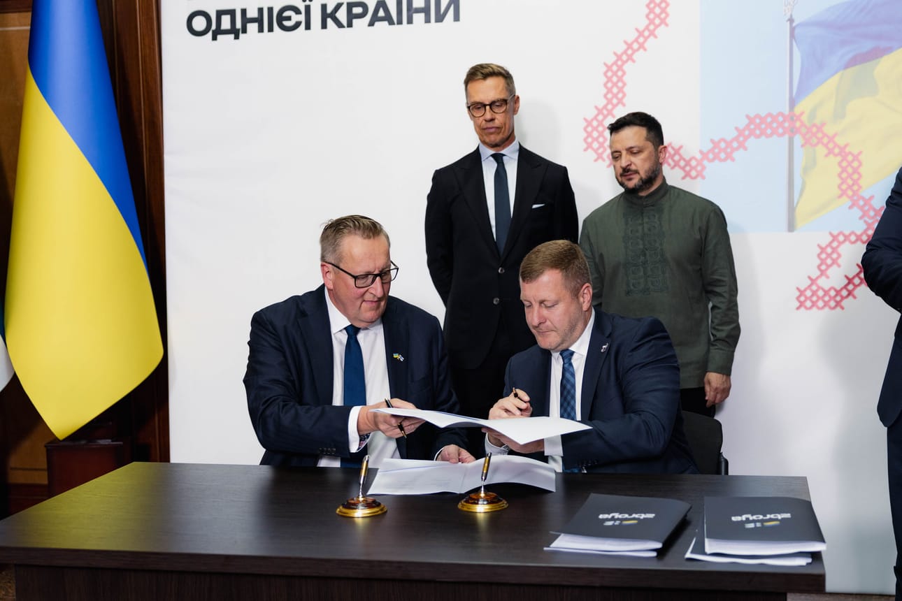 Puolustusteollisuus- ja teknologiayhtiö Patria Oyj toimitusjohtaja Panu Routila, Suomen tasavallan presidentti Alexander Stubb, Ukrainan presidentti Volodymyr Zelenskyi ja ukrainalaisen droonivalmistaja General Cherryn Co-Founder Stanislav Hryshyn sopimuksen allekirjoitustilaisuudessa.