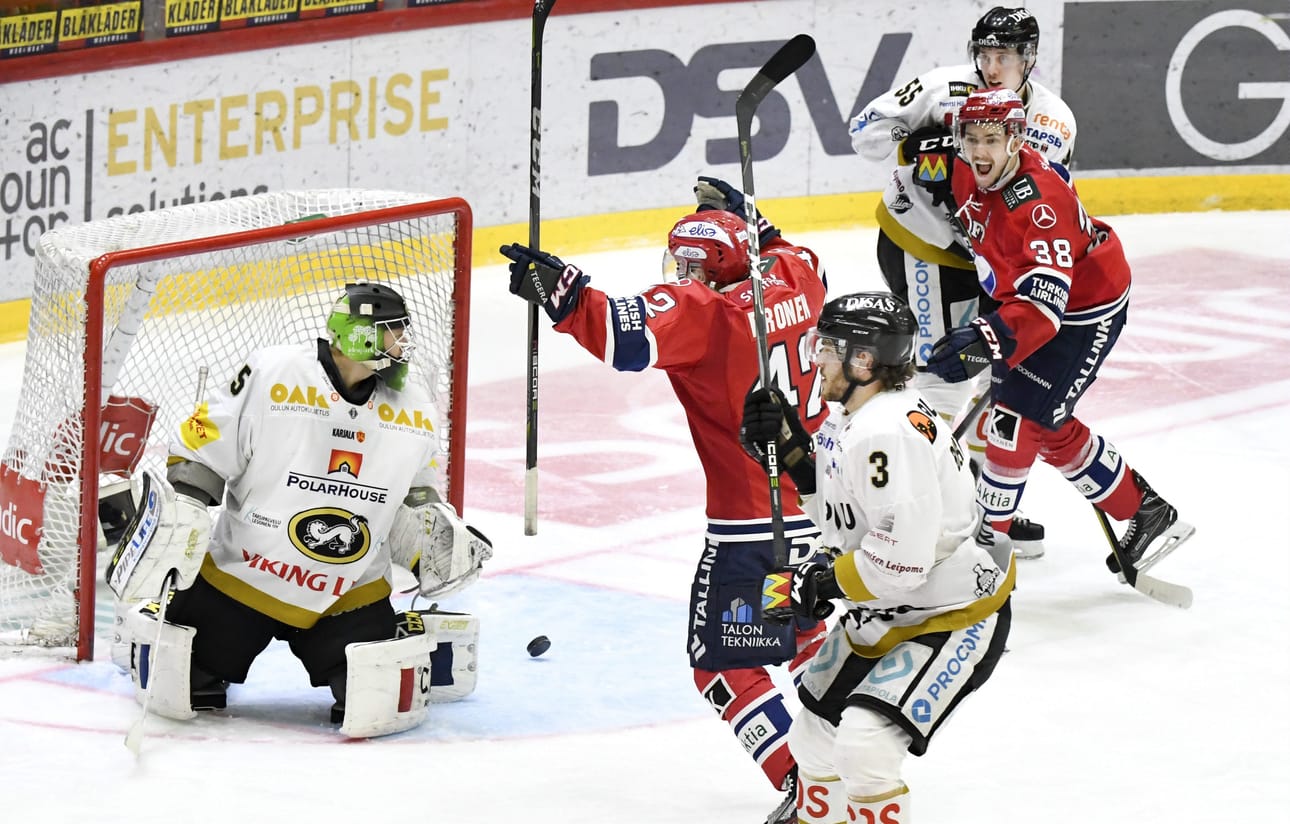 HIFK:n Teemu Eronen sai tuulettaa torstaina jatkoerämaalia. Kärppien Charles Bertrand (3) ei ehtinyt ajoissa paikalle estämään Erosta. Maalivahti Veini Vehviläinen saattoi vain todeta todeta tapahtuneen.