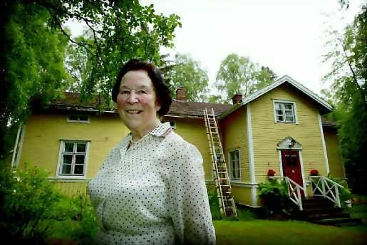 Hyvästit. Kaisu Mononen muuttaa keskustaan hyvillä mielin. Uudet omistajat arvostavat vanhaa taloa.