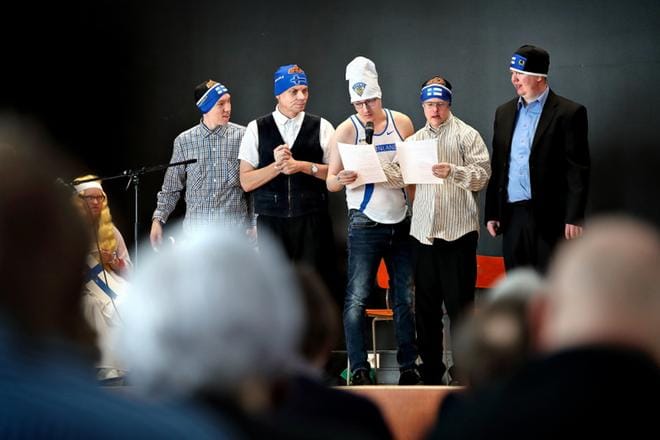 Musiikkikerho Täplän jäsenet Miro Isokangas, Jari Vuollet, Toni Wörlin, Juha Lindforss ja Marko Flöjt esittivät Suomen poika on rautaa -kappaleen Vaasan seudun kehitysvammaisten tuki ry:n 50-vuotisjuhlassa. KUVAT: TOMI KOSONEN