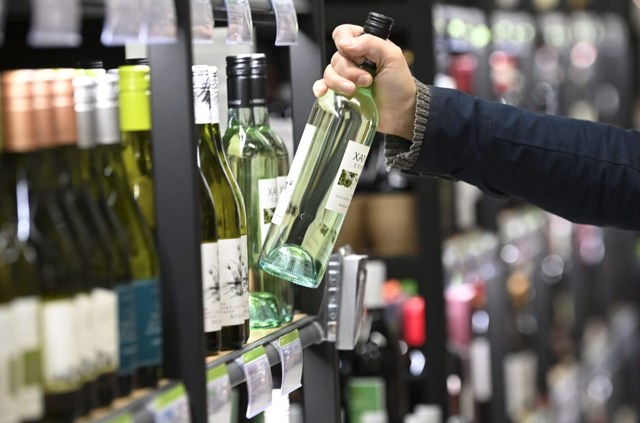 Enintään kahdeksan prosentin vahvuisten ja käymisteitse valmistettujen alkoholijuomien myynti vapautettiin kesäkuussa. LEHTIKUVA / Markku Ulander