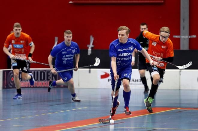 Nurmon Jymyn Juho Kivipelto (edessä) vei sunnuntain ottelussa palloa sellaisella vauhdilla, ettei SB Vaasa ollut ehtiä mukaan lainkaan. KUVA: JOUKO HÄNNINEN