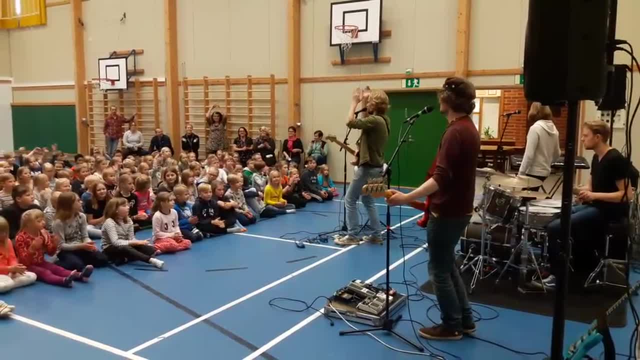 Rock soi raahelaiskouluilla