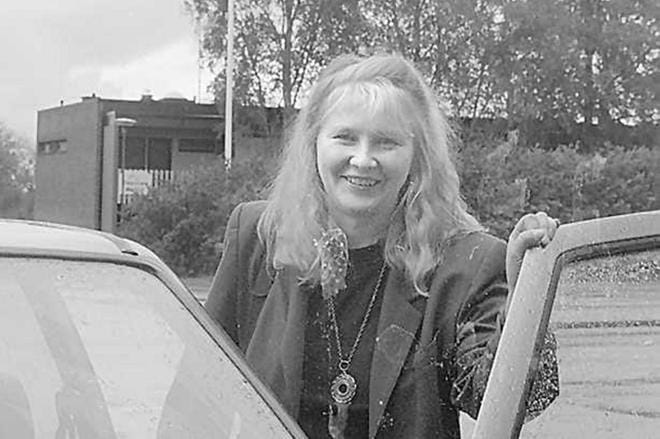 Sari Heinilä aloitti Järviseutu-lehdessä päätoimittajana vuonna 1996. Noihin aikoihin hänet tallensi työpaikan pihassa kuvaan Markku Turpela.