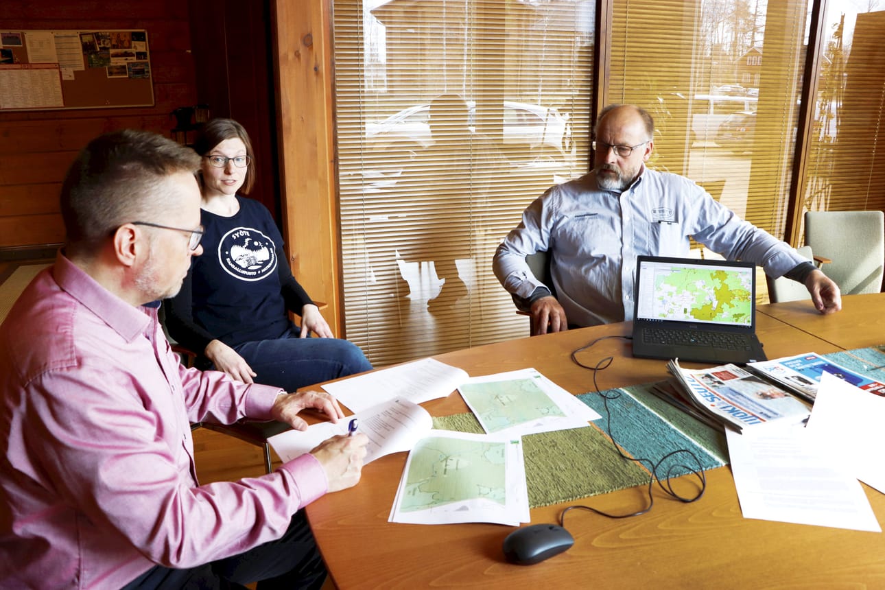 Pudasjärven kaupunginjohtaja Tomi Timonen, metsähallituksen Teija Turunen ja ulkoilualueista vastaava Heino Ruuskanen sopivat retkeilyrakenteiden siirrosta kaupungin vastuulle.
