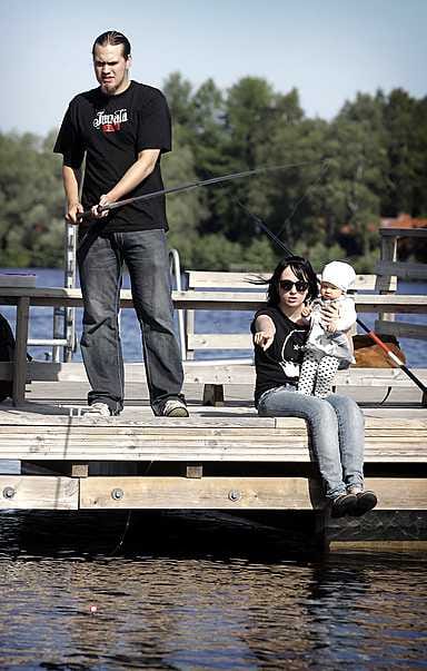 Lotta Luosujärveä kiinnostaa isänsä Mika Luosujärven onkima salakka. Voi olla, että Lotta ja Mika voivat tästä kehittää oman perinteen, pohtii Lotan äiti, Laura Tauriainen.