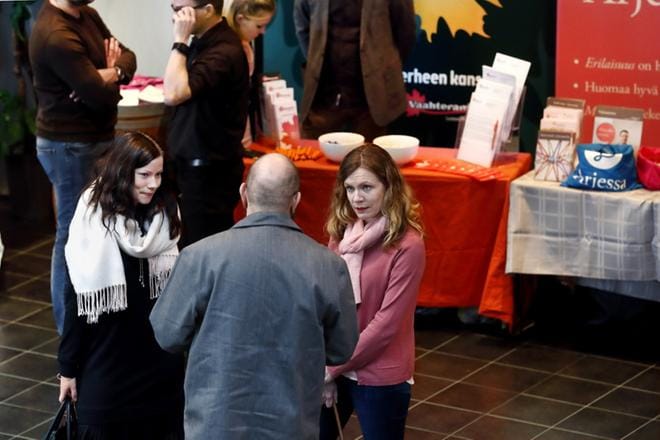 Hankekoordinaattori Satu Mäki-Fossi (vasemmalla) ja hanketyöntekijä Noora Aarnio uskovat, että lastensuojelupäivien tarjoama kohtaamisten mahdollisuus on hyödyksi myös lastensuojelun uudistustyössä. KUVA: JOUKO HÄNNINEN