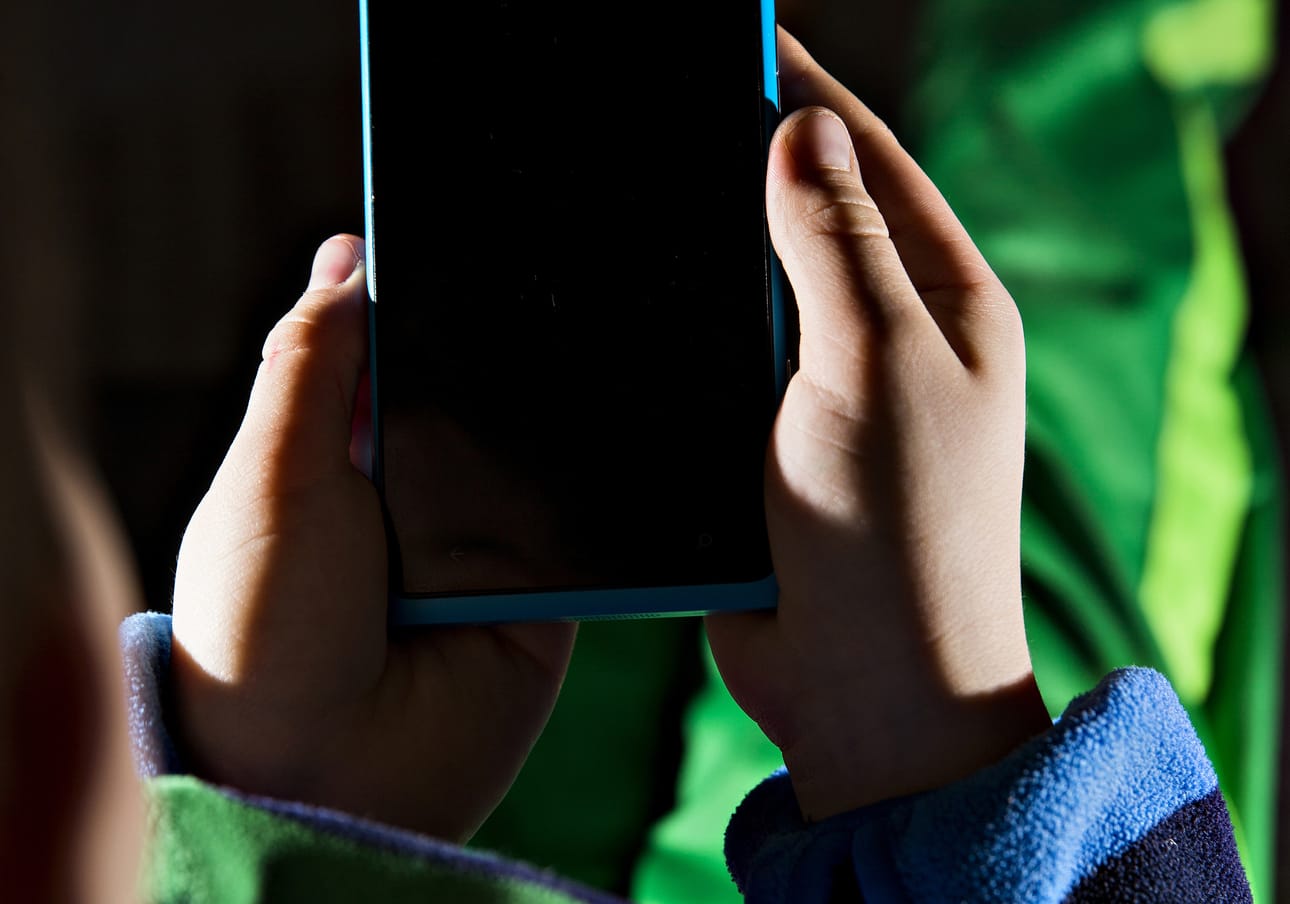 TikTok on lyhyiden videoiden jakamiseen tarkoitettu mobiilisovellus, jota käyttävät pääasiassa teini-ikäiset ja lapset.