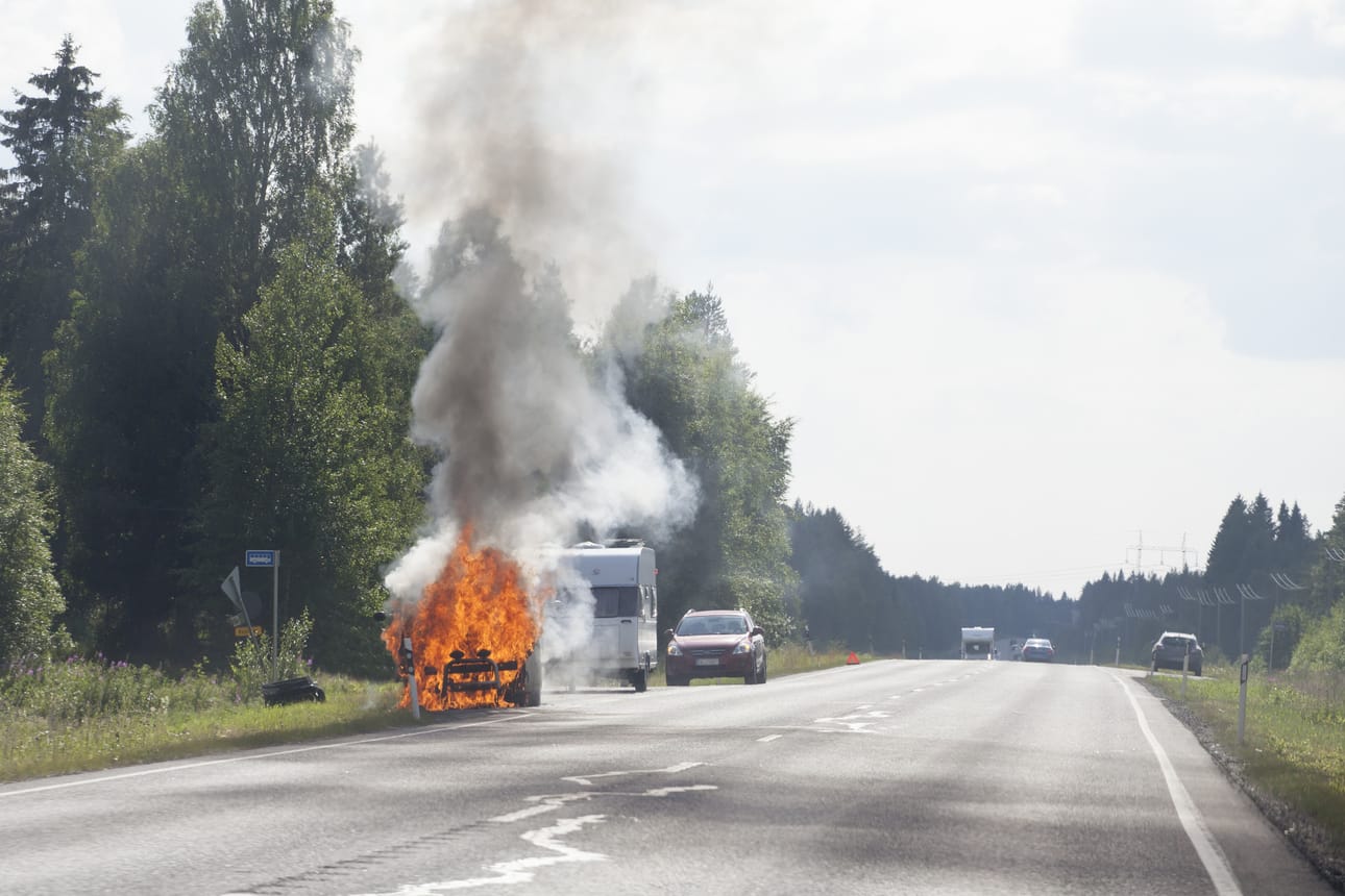 Ajoneuvo paloi E20 tiellä, Kiimingin Hannuksessa