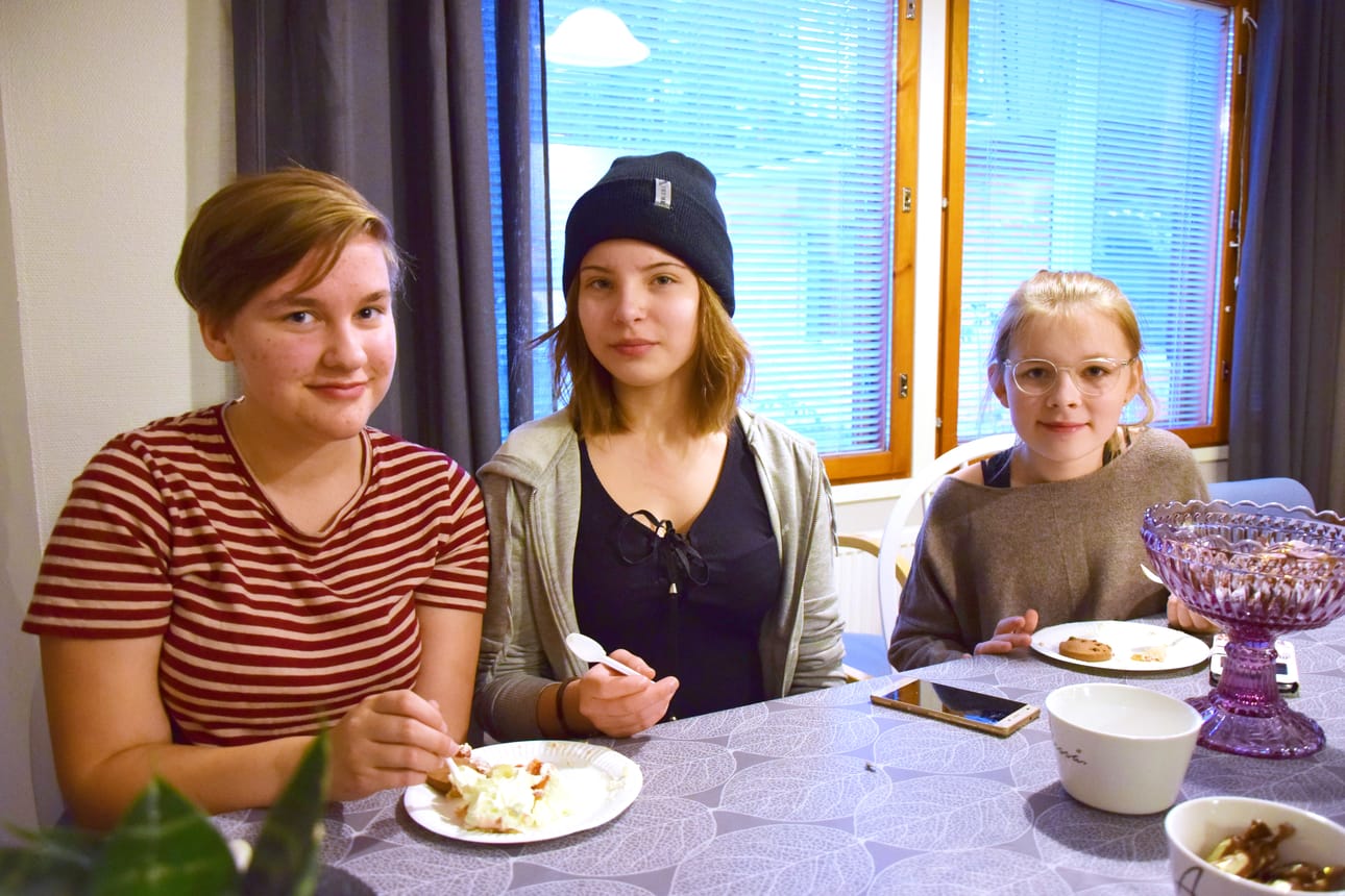 Mira Malo, Nea Kärkkäinen ja Hilla Salosaari kävivät heti aamusta avajaisissa. Tytöt tykkäsivät talon ilmeestä sisätiloissa. Ja kakku oli loistavaa :)