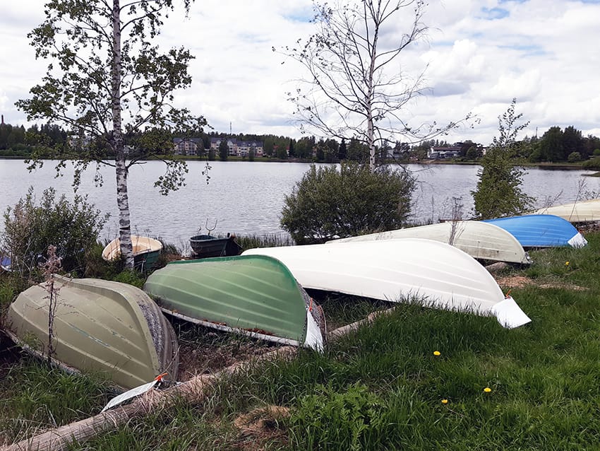 Pitkään käyttämättä olleita veneitä merkitään alkukesän aikana kaupungin viherpalveluiden toimesta. Kesäkuun ensimmäisenä päivänä tiedotelappuja löytyi jo useista veneistä.