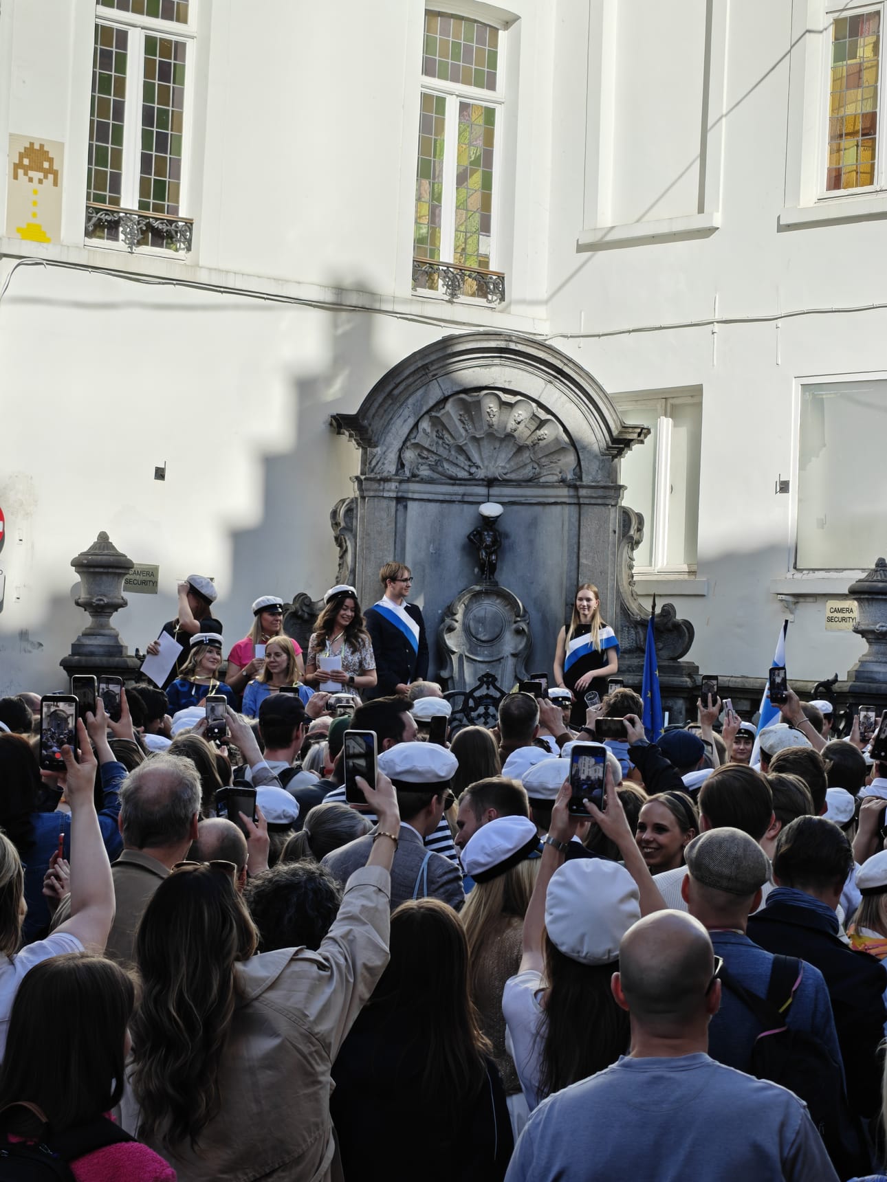 Brysselissä on aktiivinen suomalaisyhteisö. Vappuna Suomi-klubi järjesti juhlat, joissa Manneke Pis -patsas lakitettiin.