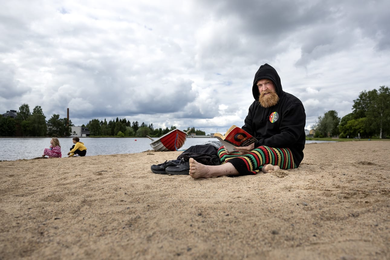 Adam Huuva viettää tiistaipäivää Tuiran uimarannalla kirjaa lukien. –Ystäville on laitettu viestiä, jos ilmaantuisivat kohta paikalle, Huuva sanoo.