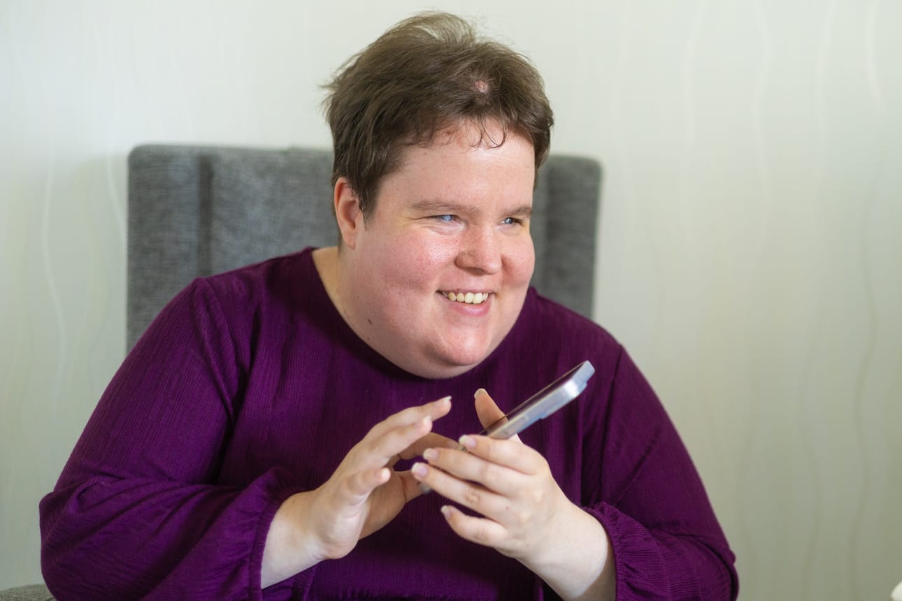 Jurvalaisella Emmi Konsterilla on kädessään puhelin, josta hän selaa päivittäin Ilkka-Pohjalaisen ja Ylen uutiset. Puhelimen TalkBack -ominaisuus lukee tekstisisällöt Konsterille ääneen.