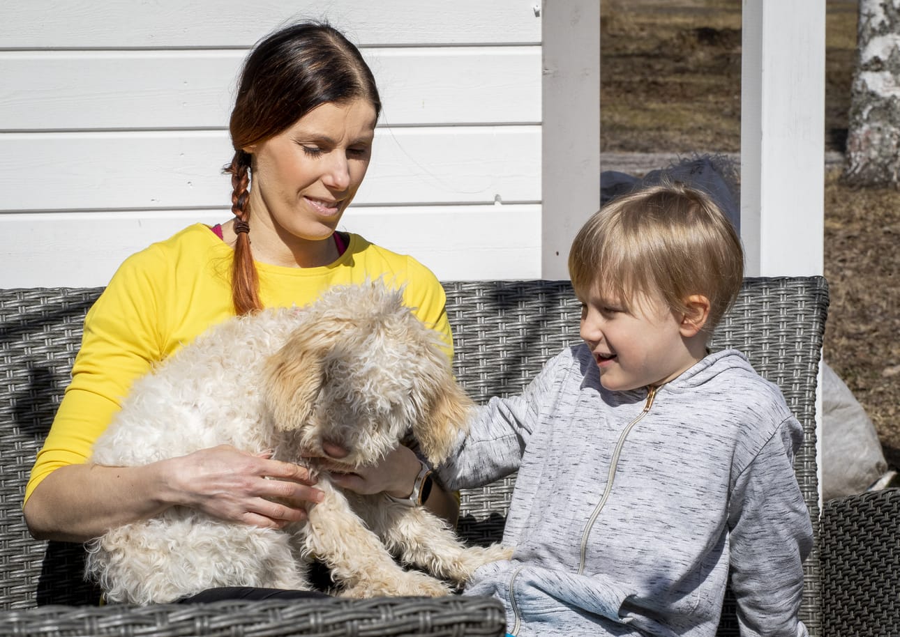 Annukka Suotula-Ervasti haaveili aina isosta perheestä. Omien lapsien lisäksi perheessä on ollut sijaislapsia. 8-vuotiaalle Leeville mieluista on uuden perheenjäsenen, 20-viikkoisen Yaron hoitaminen.