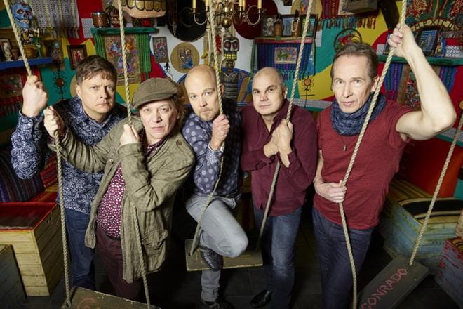 Miljoonasade-yhtyeen konsertti lähetetään lauantai-iltana Yle Areenassa. Yhtyeessä soittavat Jarmo Hovi, Heikki Salo, Tomi Aholainen, Ari Laaksonen ja Matti Nurro. KUVA: JIRI HALTTUNEN