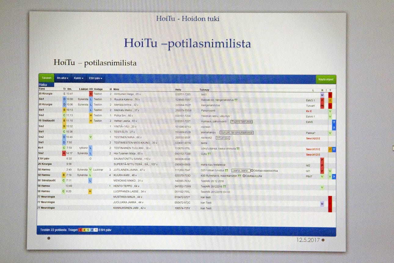 Osaston potilaiden hoitotiedot näkyvät hoitohenkilökunnan mobiililaitteissa reaaliajassa. Kuvassa olevat potilastiedot ovat keksittyjä.