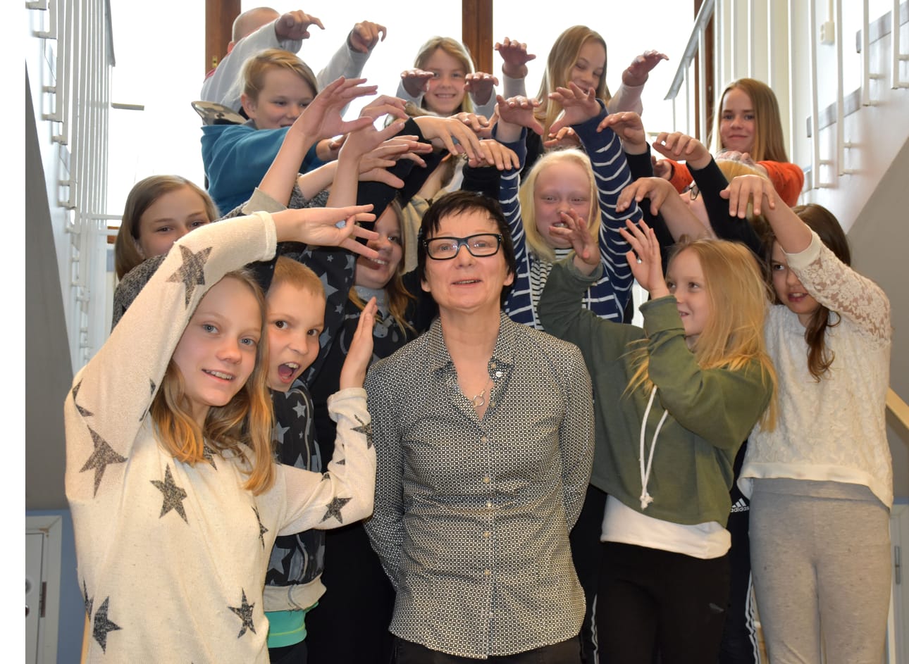 Ihan kaikilla on joku vahvuus, minkä löytää vain tekemällä ja kokemalla asioita, Rukan koulun pitkäaikainen englanninopettaja Ritva Ollitervo sanoo. Kuvassa myös suosikkiopettajaansa kiitoskortilla muistaneita viitosluokkalaisia.