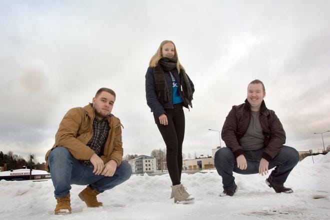 Eemeli Heikkilä, Sanni Salomaa ja Eemeli Rehn kertovat elokuvan tekemisen olleen tervetullutta vastapainoa arjen aherrukselle. KUVA: IKE NOVIKOFF