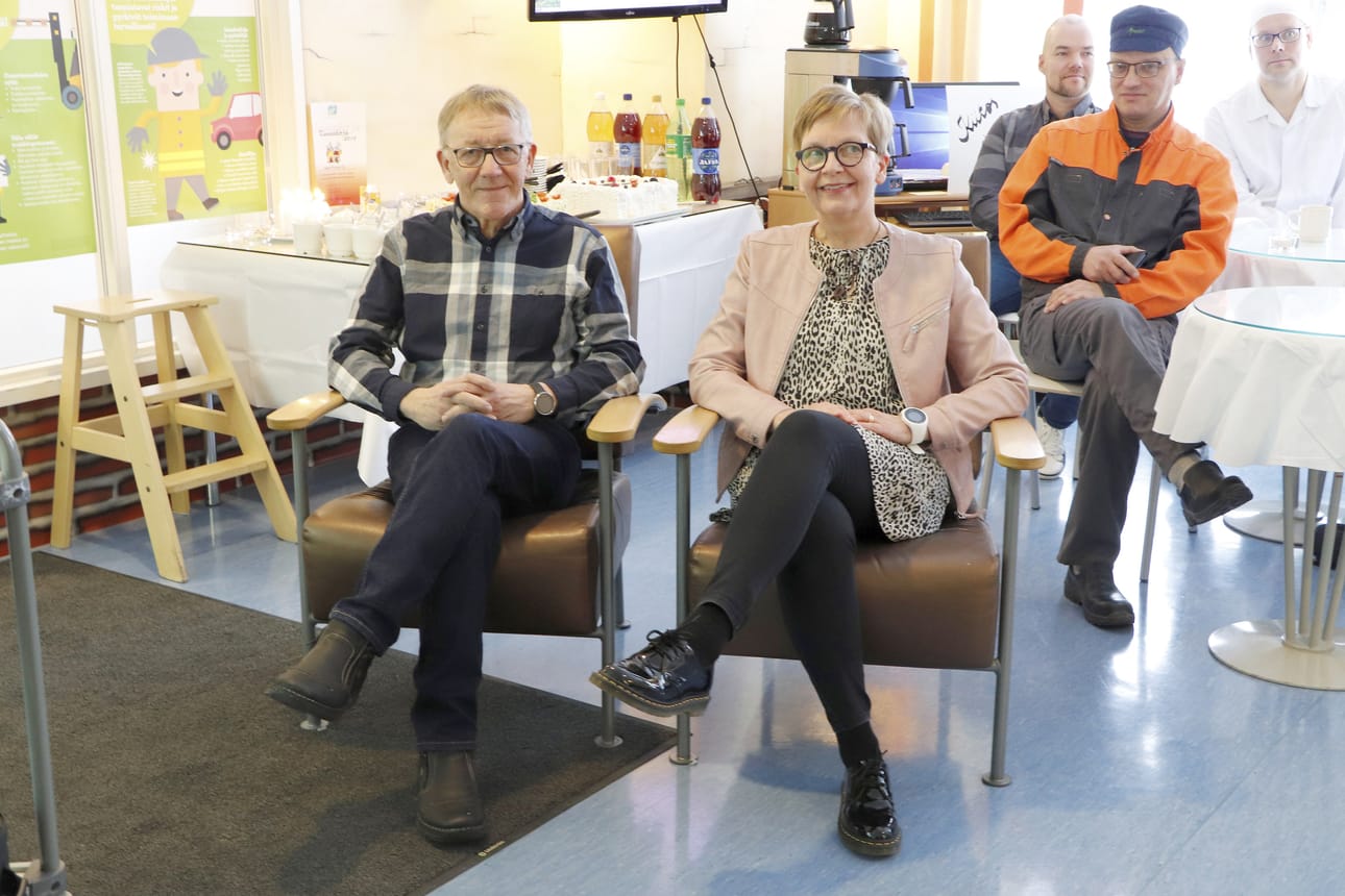 43 vuotta saman yrityksen palveluksessa ollut Urpo Illikainen jätti vastuut pitsatehtaasta Pia Ervastille hyvillä mielin. Uusi valmistuspäällikkö arveli joutuvansa kyselemään neuvoja vielä pitkän aikaa.