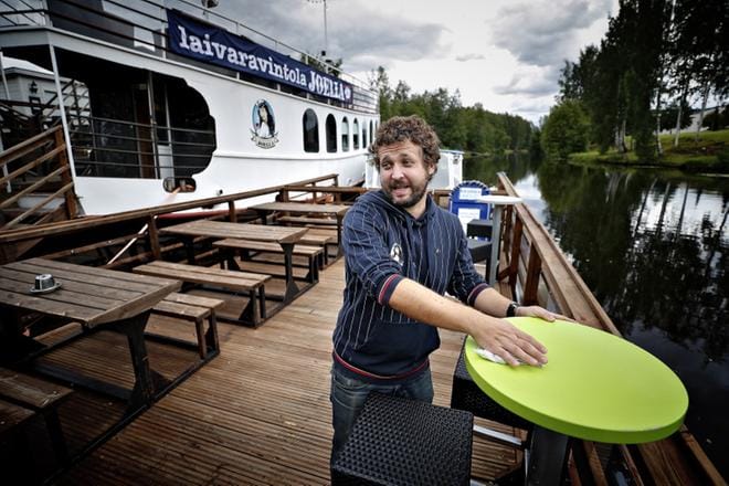 Helatorstaina avatun Laivaravintola Joellan työntekijän Rami Salorannan mukaan sään ”välimaastopäivät” ovat pahimpia liiketoiminnalle. KUVA: TOMI KOSONEN