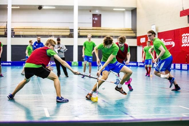 SPV:n B-pojat hioivat kuvioitaan kuntoon päävalmentajan Anssi Pietilän ja apuvalmentajan Samu Peltomäen silmien alla torstai-illan harjoituksissa ennen lauantaina Seinäjoella alkavia finaaleja. KUVA: KRISTA LUOMA