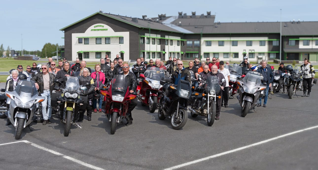 Nykyiset ja entiset kauhavalaiset motoristit kokoontuivat 14.6. ABC:n pihaan. Eturiviin sijoitettiin pyörineen Seppo Marttila, Tapio ja Hannele Tähkänen, Heikki Haapajoki, Jaakko Lagerstedt ja Vesa Salonperä. Heistä Tähkäset, Haapajoki ja Lagerstedt olivat mukana myös 55 vuotta sitten otetussa kuvassa.