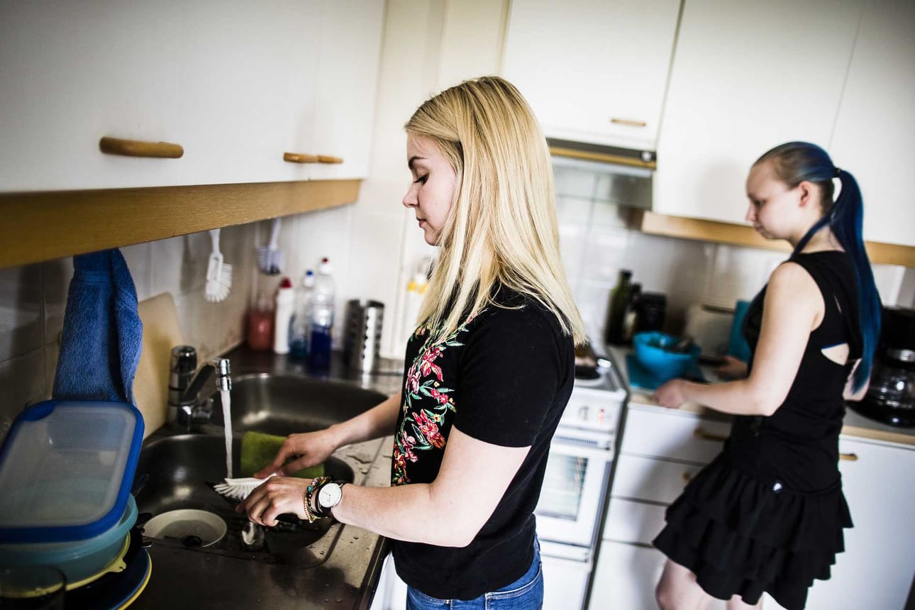 Solu. Lotta Lautala ja Marjo Ollila asuvat DAS:n soluasunnossa Rantavitikalla. Lautalan mukaan rahaa ei nytkään ole liikaa, joten yksiössä asuminen kiristäisi kukkaron nyörejä entisestään.