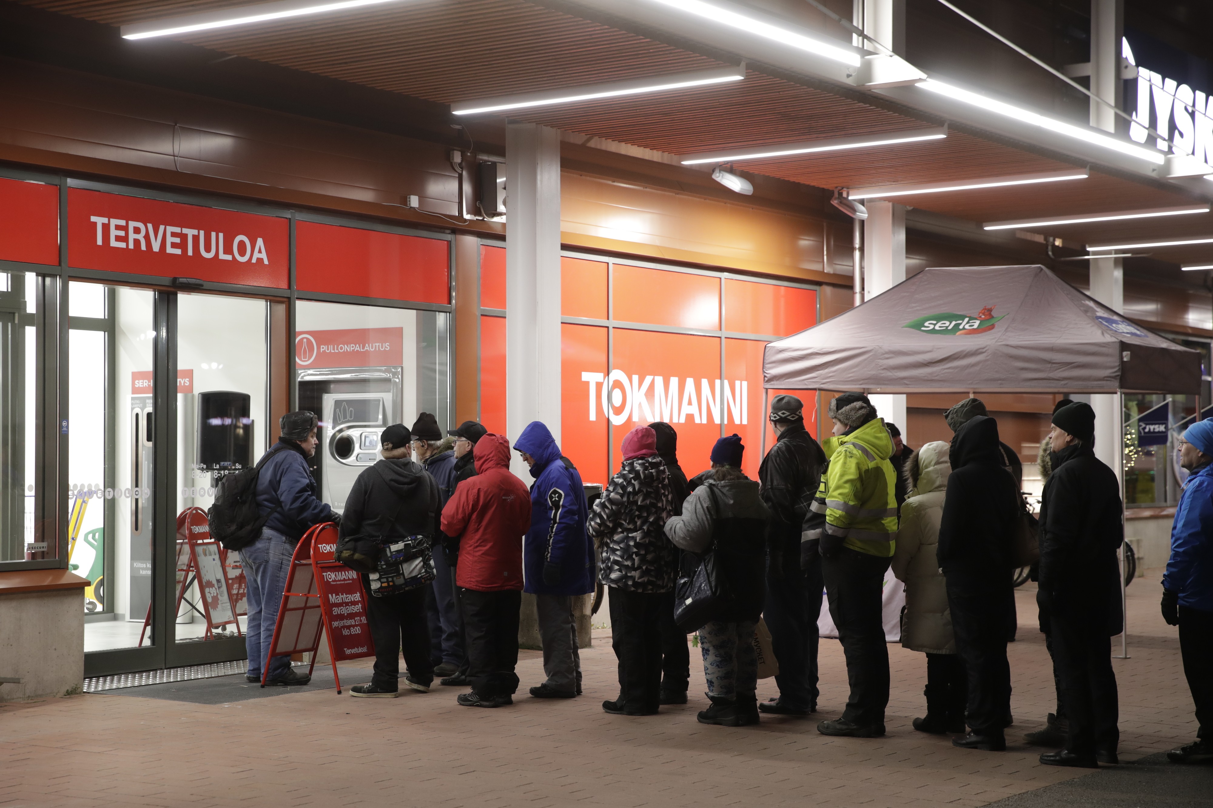 Kaakkurin Tokmannin eteen kerääntyi pitkä jono perjantaiaamuna. 