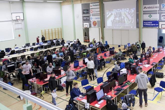 Järviseudun ammatti-instituutin datanomi- ja merkonomiopiskelijoiden organisoima OUTLOAD18 kilpapelitapahtumassa on konepaikkoja 130. Pääsiäisenä järjestettävä tapahtuma myytiin nopeasti loppuun. Ohjelmassa on kolmen päivän ajan erilaisia peliturnauksia sekä tutustumista uusiin ihmisiin. Kuva viime vuoden tapahtumasta. KUVA: JAMI