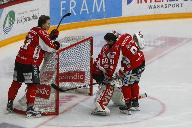 Kausi oli kokonaisuudessaan Sportin liigajoukkueen toiminnasta vastaavan yhtiön johdolle pettymys, koska joukkue jäi playoff-viivan alapuolelle. Tappiota saattaakin tulla kaudesta jopa 100 000 euroa, arveli hallituksen puheenjohtaja Heikki Hiltunen. KUVA: SELMA PAAVOLA