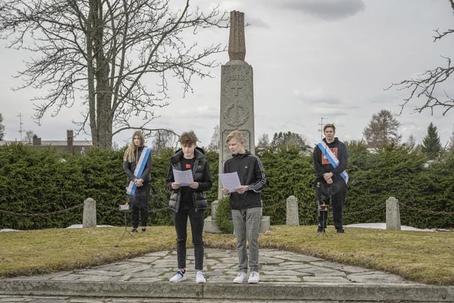 Jasper Nappari ja Veetu Leppäkangas pitivät oppilaiden puheen. Kunniavartiossa seisoivat Greta Jokiaho ja Jussi Luoma. KUVAT: AARRE LÖYTÖMÄKI