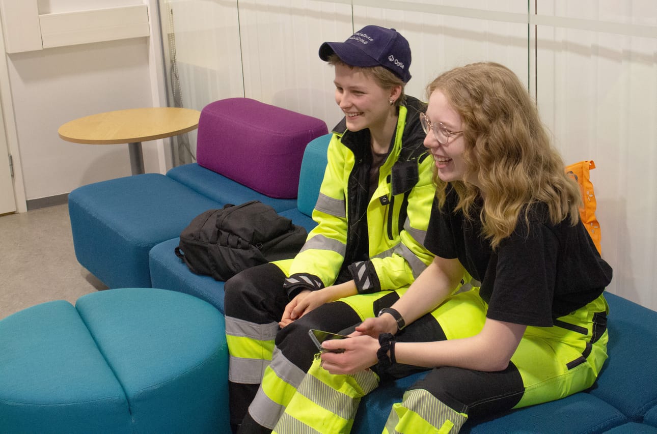 Siikalatvan lukiolla järjestetyllä teemaviikolla pukeuduttiin jokaisena viikonpäivänä eri teeman mukana. Perjantaina pukeuduttiin amisvaatteisiin.