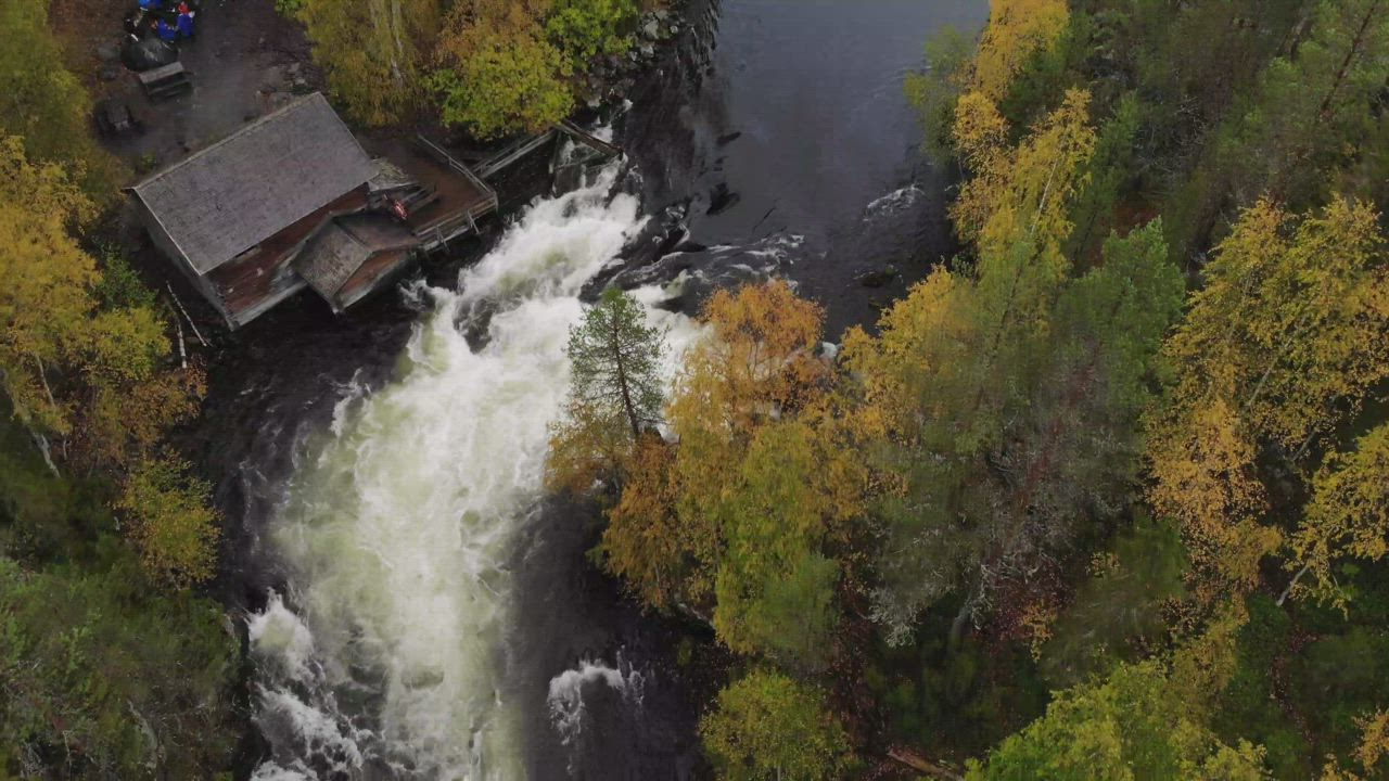 Katso ilmasta kuvattu video: Myllykoski kuohuu upean ruskan keskellä