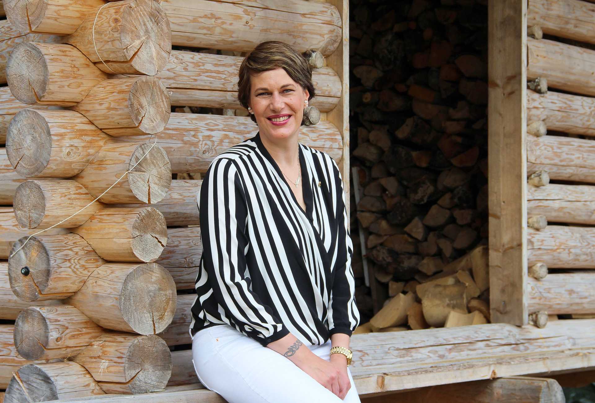 Heidi Hannus haluaa tuoda värejä ja taidetta suomalaisillekin pihoille
