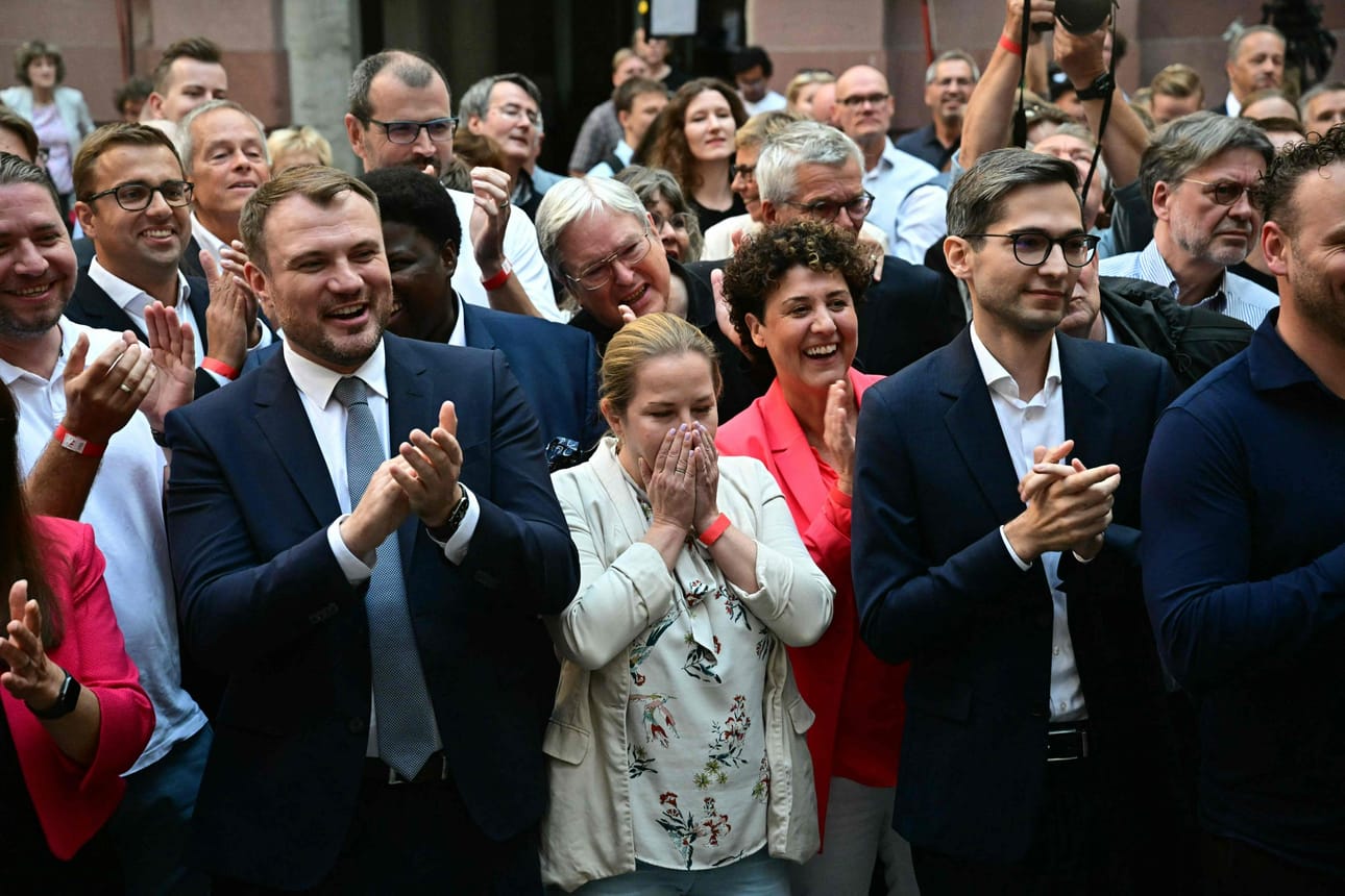 Liittokansleri Olaf Scholzin SPD-puolueen jäsenet ja kannattajat olivat tyytyväisiä sunnuntaina Potsdamissa ovensuukyselyjen tuloksiin. LEHTIKUVA/AFP