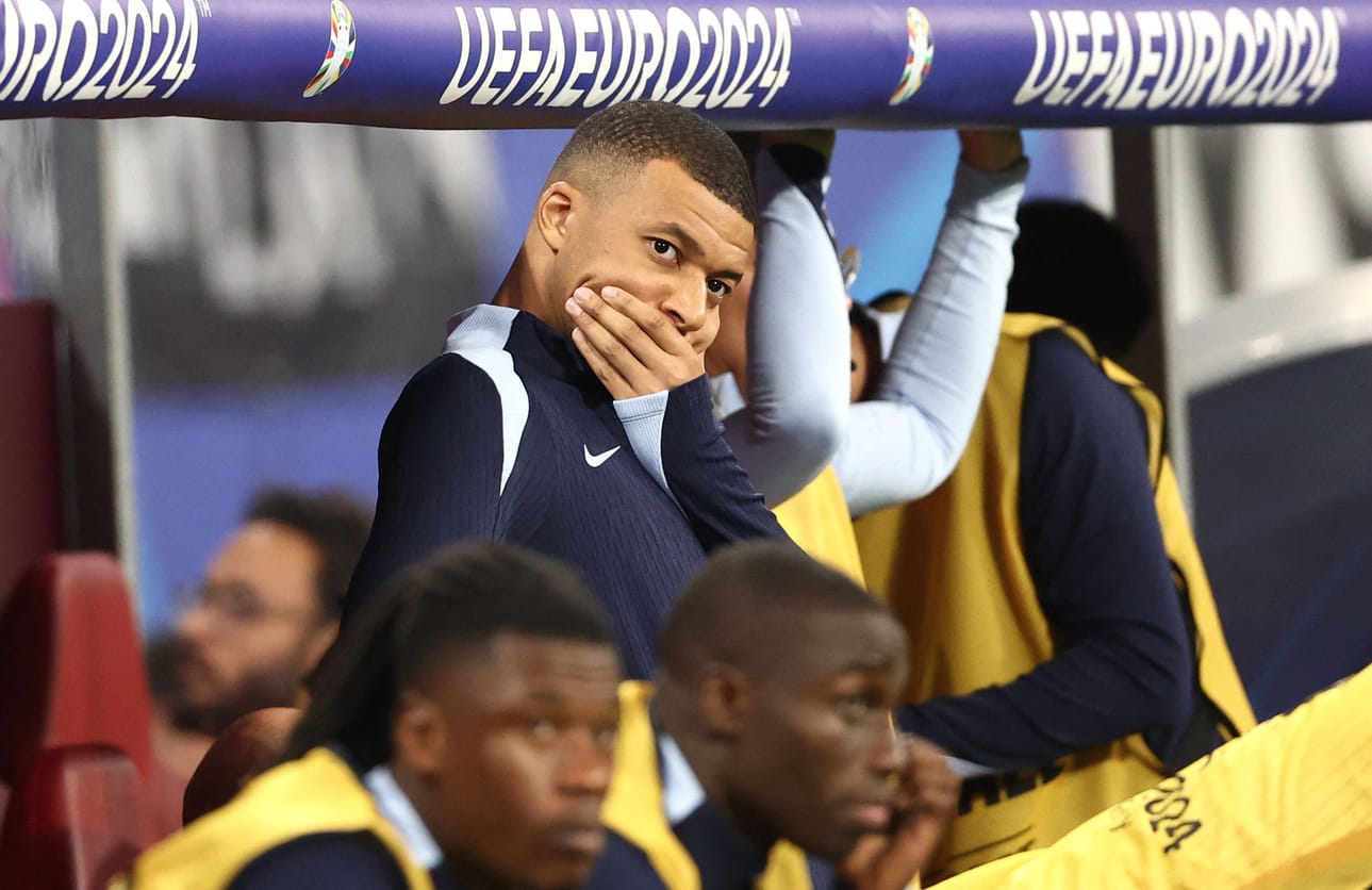 Edellisessä ottelussa Itävaltaa vastaan nenänsä murtanut Ranskan tähtipelaaja Kylian Mbappe oli kokoonpanossa, mutta vietti koko ottelun vaihtopenkin puolella. LEHTIKUVA/AFP