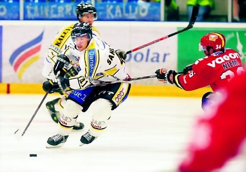 Kärppien Kalle Sahlstedt oli liian liukas pideltävä Sportin puolustukselle.