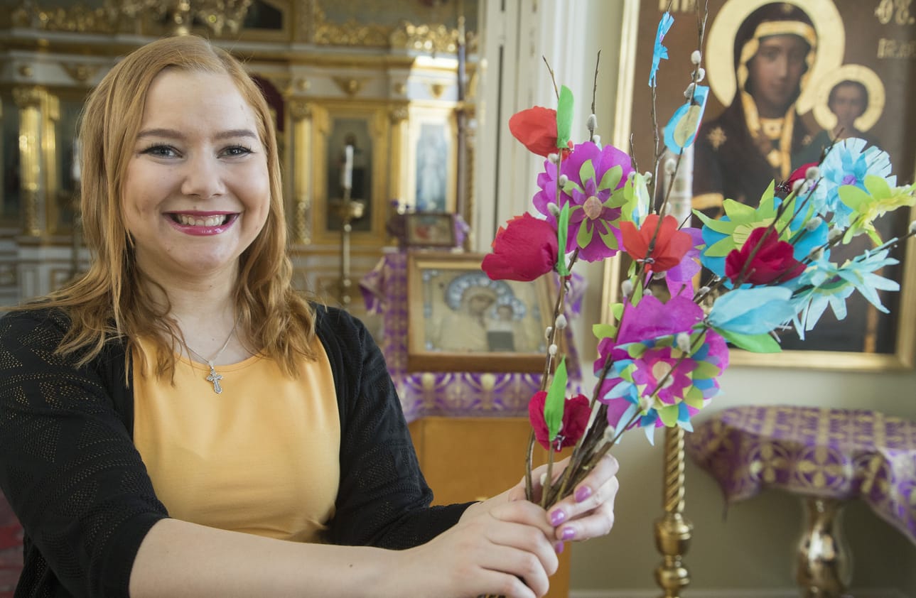 Riikka Uoti osallistuu pääsiäisyön messuun, joka alkaa vähän ennen puoliyötä. Ensin toimitetaan lyhyt puoliyöpalvelus, ja sitä seuraa ristisaatto. Ristisaatossa kierretään kirkko, jonka jälkeen alkaa varsinainen pääsiäisyön jumalanpalvelus.
