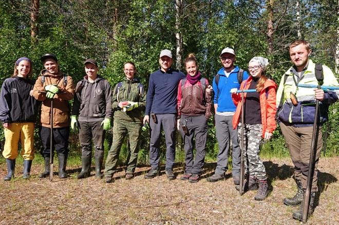 Brittiläisen Rowan Thornen (oik.) johtama geologiryhmä ottaa tällä viikolla Soinissa maaperänäytteitä. KUVA: IGOR VASILJEV