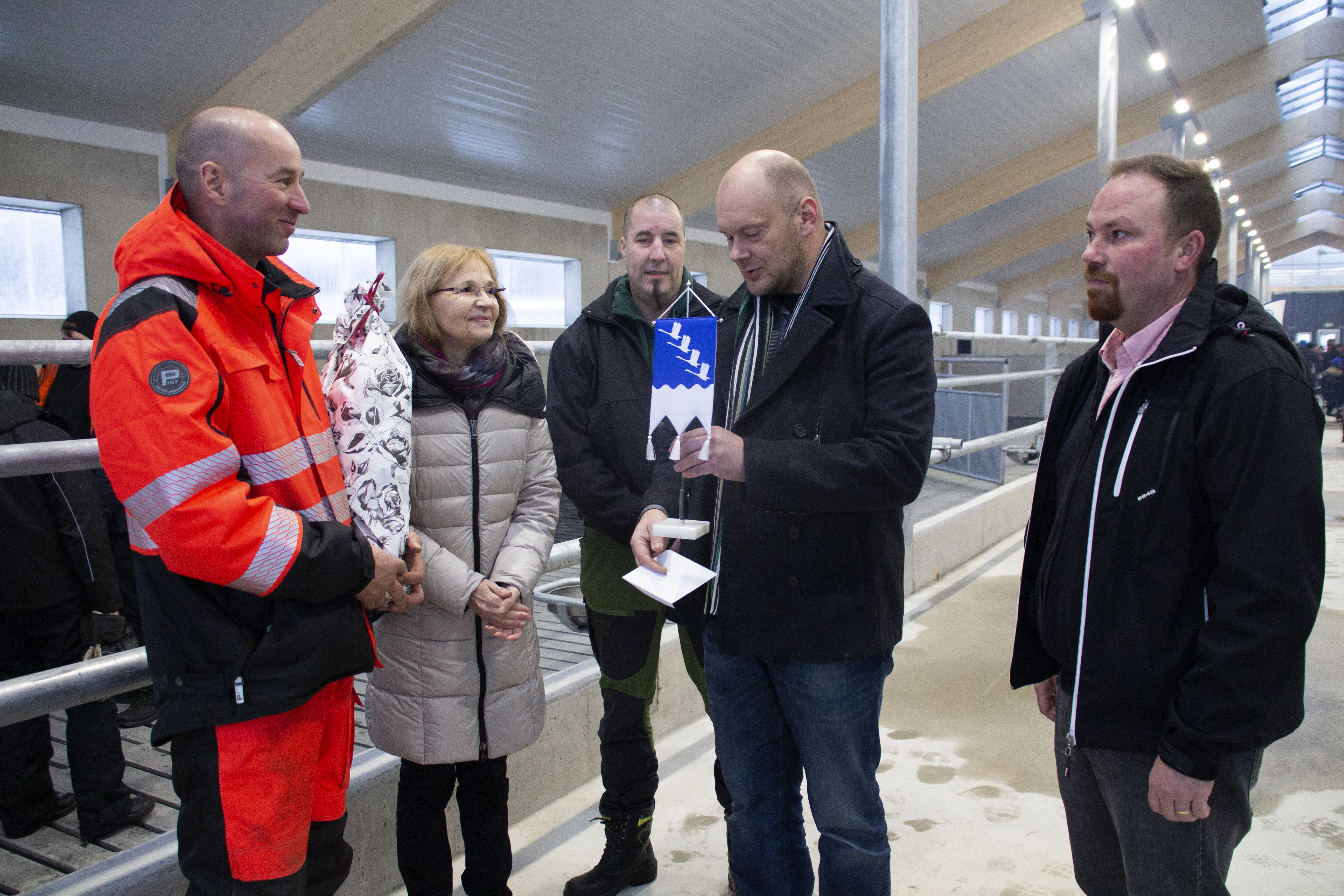 Kunnan onnittelut toivat Seija Junno, Mikko Äijälä, Hannu Komu ja Toni Långström.