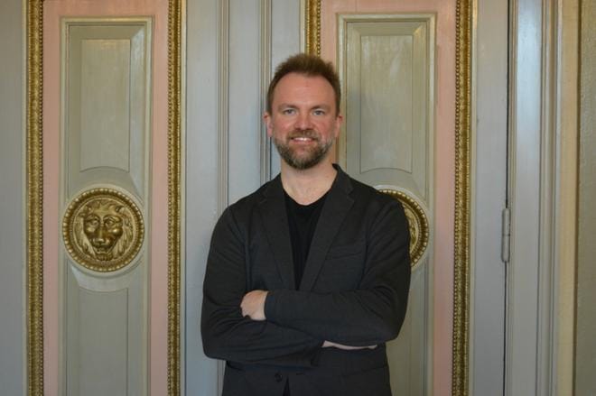 Vaasan kaupunginorkesterin uudeksi ylikapellimestariksi on valittu Tomas Djupsjöbacka. Ensi töikseen hän pääsee suunnittelemaan ohjelmistoa koronan vuoksi siirtyneen oopperaproduktion tilalle. Kuva: Emilia Kovanen