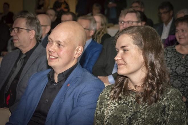 Kunnanjohtaja Juha Viitasaari ja Eveliina-puoliso kuuntelivat hymyssä suin läksiäistilaisuuteen räätälöityä laulusanoitusta. KUVA: AARRE LÖYTÖMÄKI