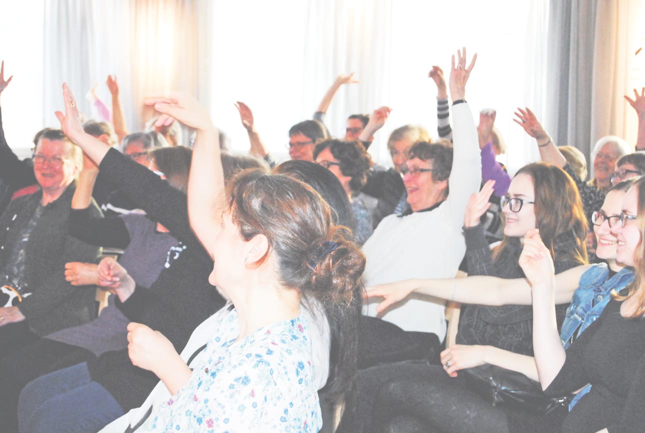 Oulunsalon seurakunnan naisten illassa haettiin voimaa naurusta. Yleisö osasi heittäytyä.