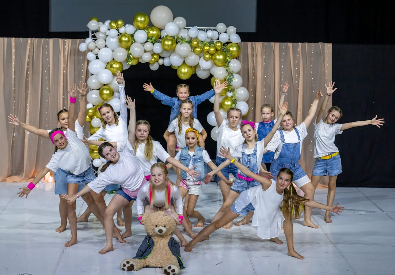 Lasten ja nuorten ryhmien esityksissä nähtiin muun muassa satutanssijoita, pieniä lohikäärmeitä, Space Girls- ryhmän riemua ja Shine -raikkautta.