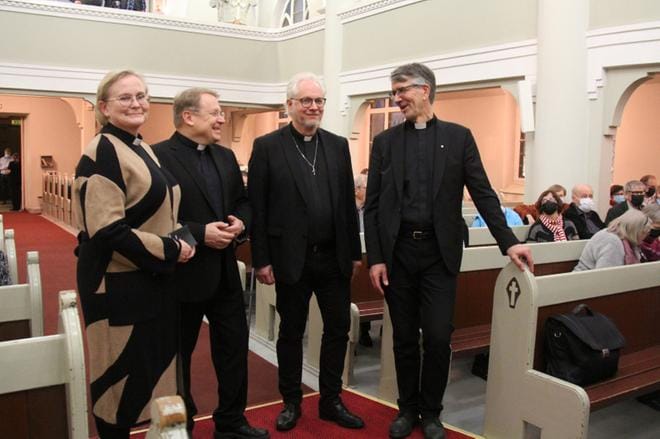 Terhi Kaira, Jukka Jämsén, Jouko Ala-Prinkkilä ja Matti Salomäki puhuivat Kauhavan kirkossa lokakuussa. KUVA: MIA KÄRKKÄINEN