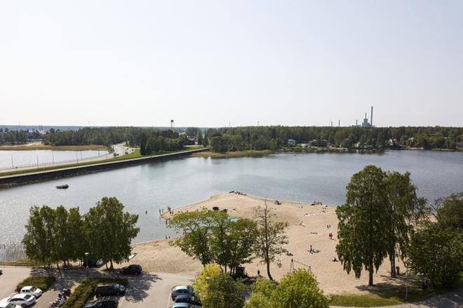 Vaskiluotoon vievää siltaa laajennettiiin ja peruskorjattiin joitakin vuosia sitten. Liikenteen sujuvuus on tärkeää, kun Wärtsilä muuttaa keskustasta Vaskiluotoon. KUVA: SAMI PELTONIEMI