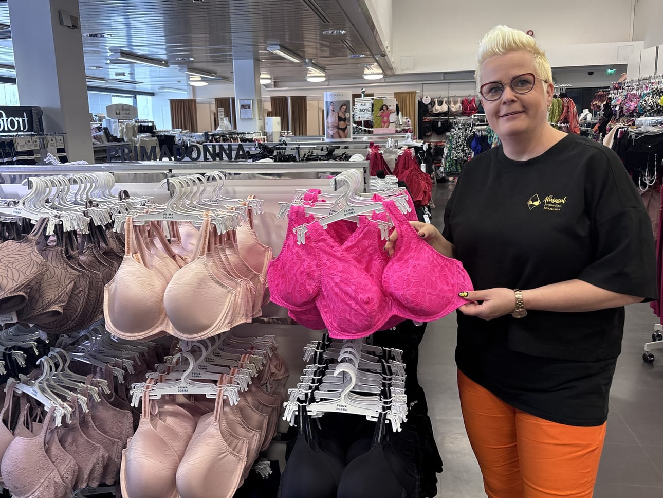 Yrittäjä Kirsi Parvi painottaa, että rintaliivin ostossa oikea koko on äärimmäisen tärkeä.