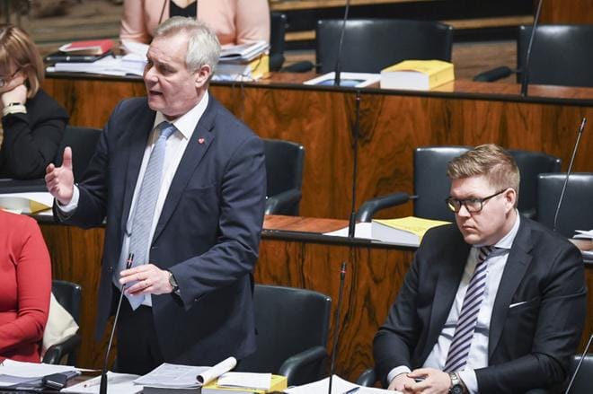 Antti Rinne ehti osallistua muiden puoluejohtajien kanssa EK:n vaalipaneeliin viime vuoden puolella. Takana heijastettuna Rinne yhdessä kokoomuksen puheenjohtajan Petteri Orpon kanssa. Nämä kaksi kisaavat näillä näkymin tiukimmin suurimman puolueen asemasta. KUVA: KIMMO BRANDT/COMPIC